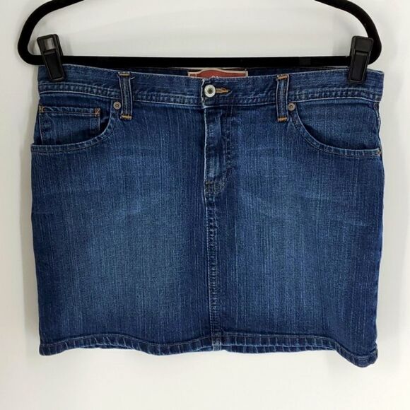 Gap denim mini skirt, size 10. 5 pockets. Wear any place skirt. Mini fun - Picture 1 of 8